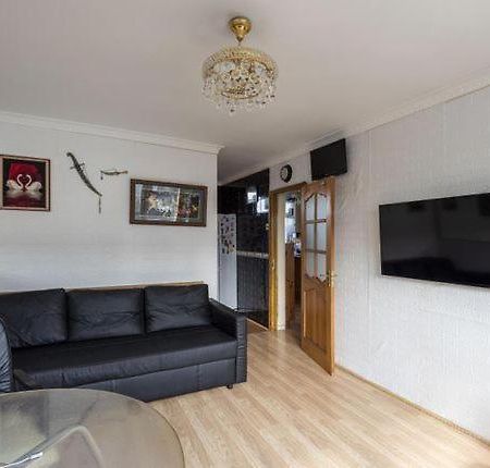 1 Bedroom Flat Close To City With Free Parking Arrangement Londra Dış mekan fotoğraf